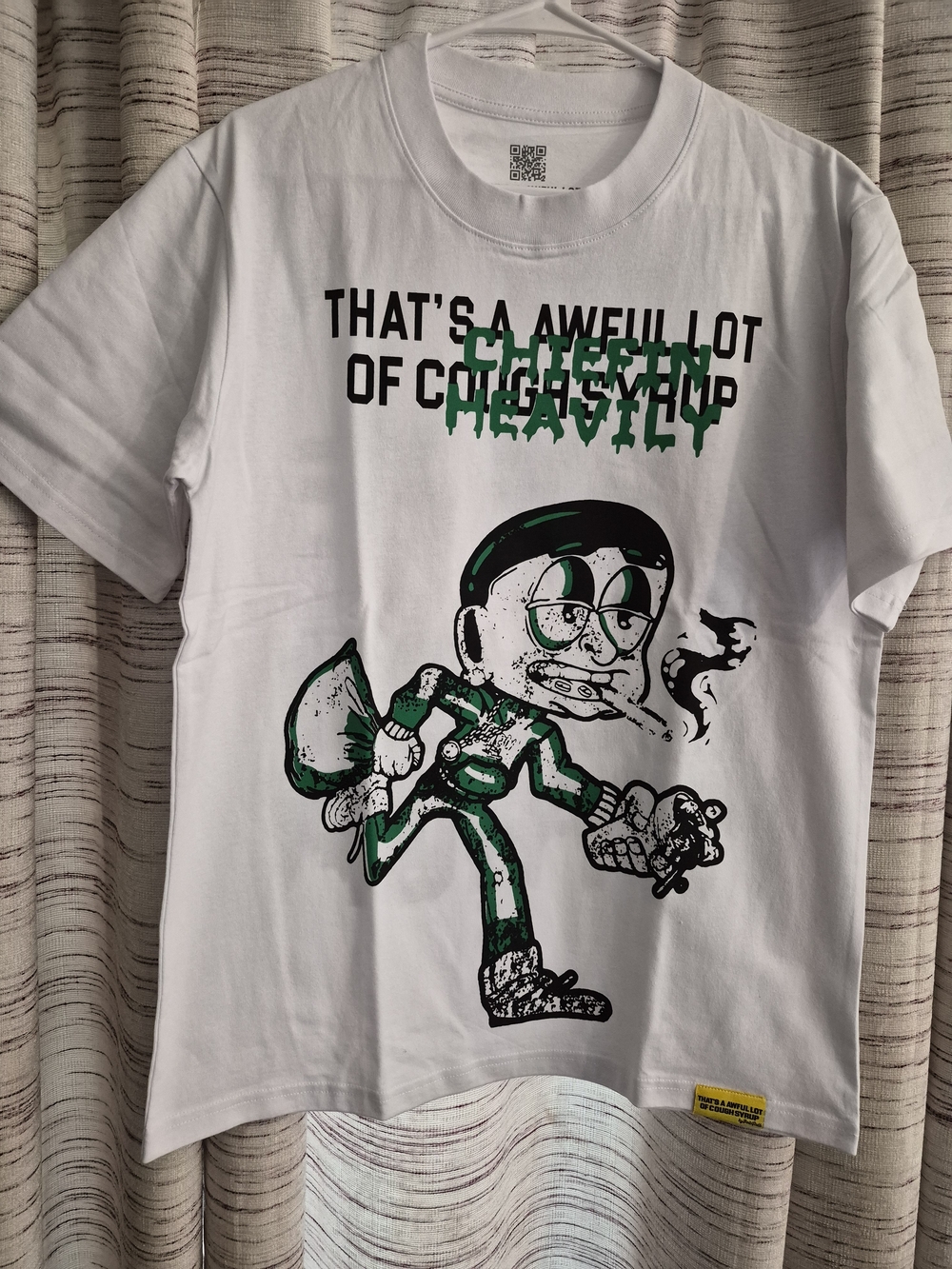 White Short-Sleeve Graphic Tee with Green Accent - Casual Men's Shirt Size M